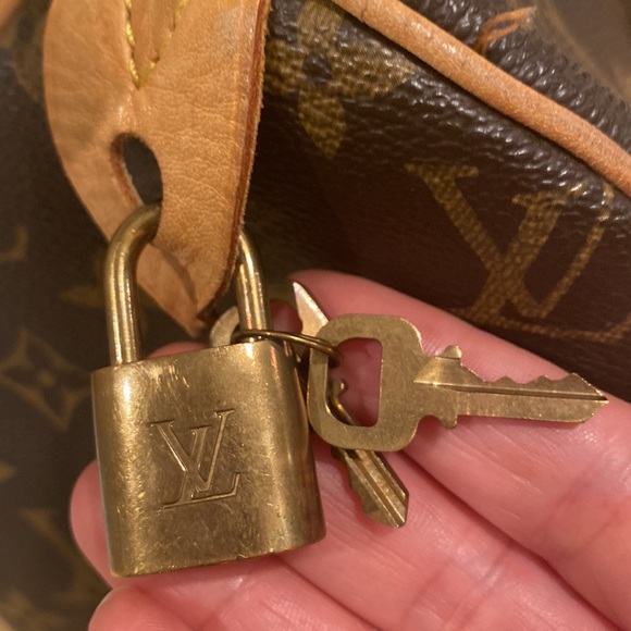 This is used bag , and good condition only corner wire is out - Picture 4 of 9